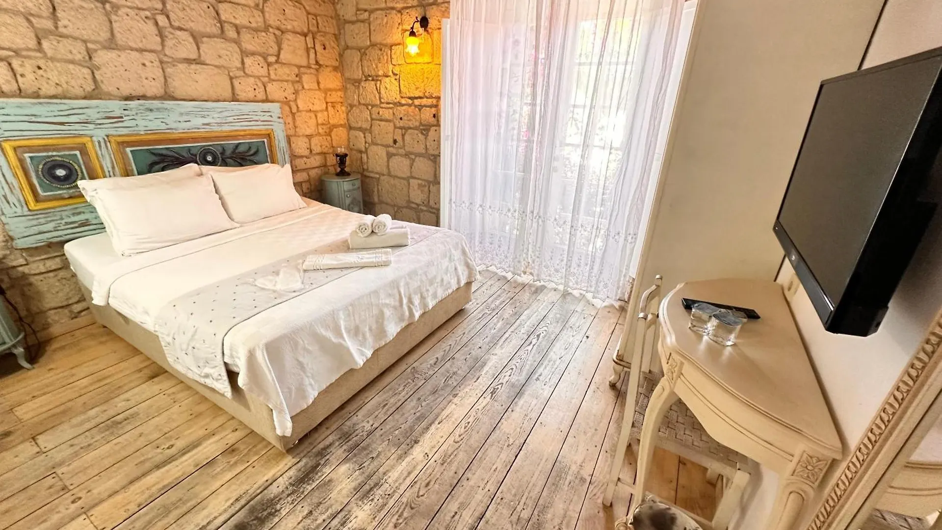 Asma Han Alacati Çeşme